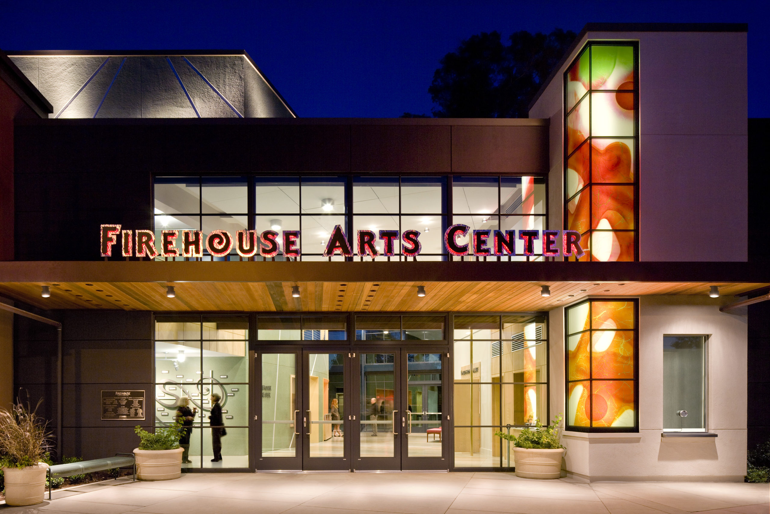 Firehouse-Arts-Center-Railroad-Avenue-Entrance